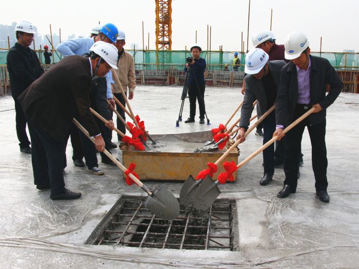 2各公司代表将最后一铲混凝土浇筑。王莹摄。.jpg