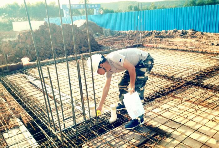 12月的深冬，蔡仁辉身着短袖在现场当真发展基础及底板查抄。刘子俊 摄.jpg