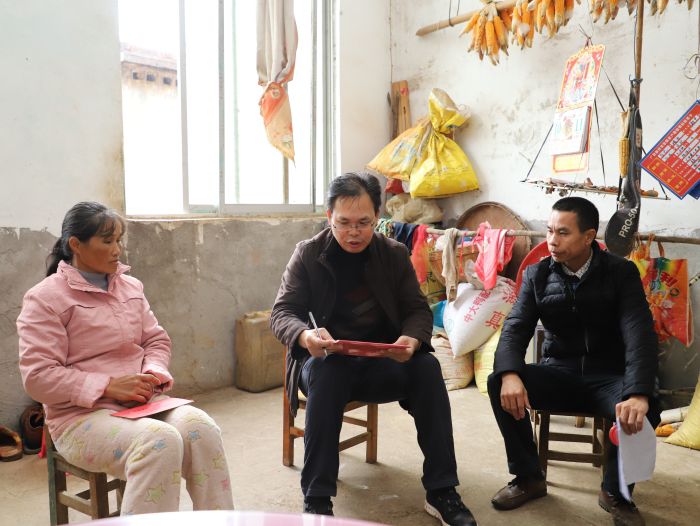 陈祖训与王才料的爱人进行交谈，并补充美满助扶手册。.jpg