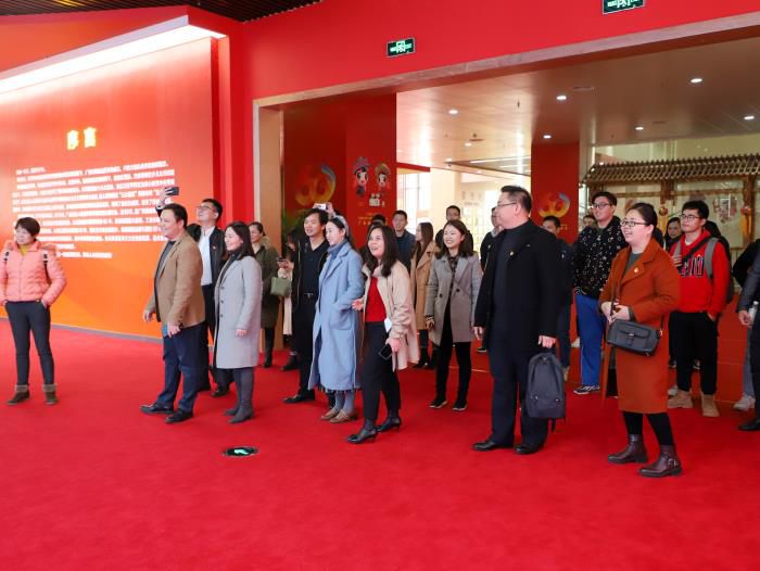 参观活动现场。郑诗宝 摄.jpg