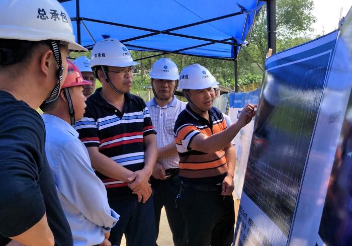 1陈祖训听取项目掌管人汇报进度情况。陆海鹏摄_700x489.jpg