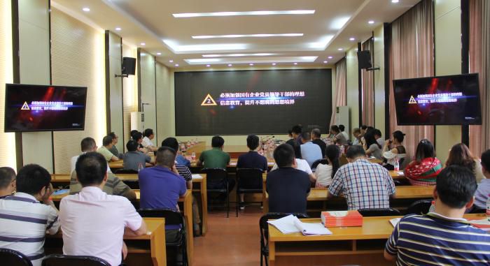 11旁观现场。韦文 摄700.JPG