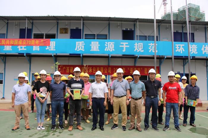 1送清冷活动现场。农茜茜 摄700.JPG