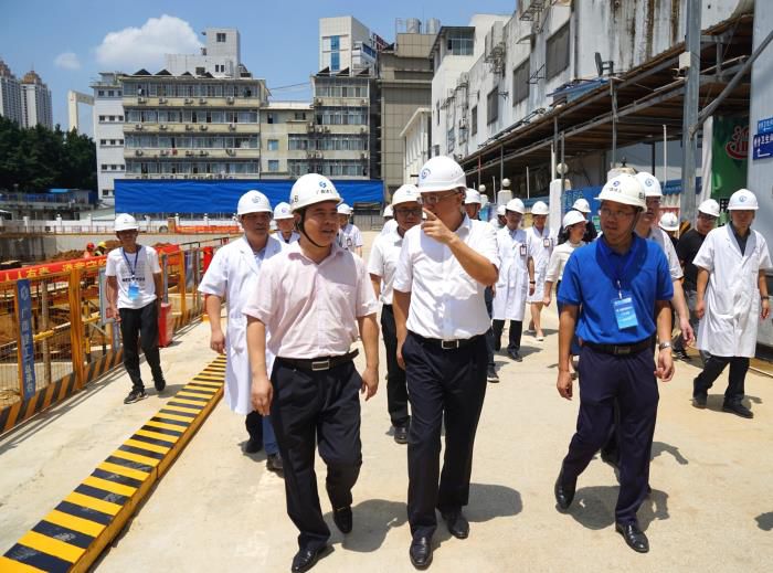 4黄俊华视察项目部。 刘萌萌 摄700.jpg