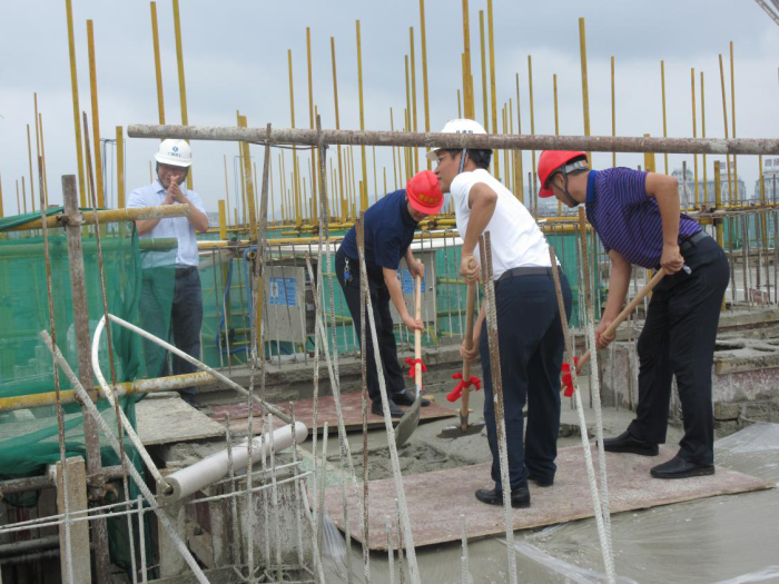 1.封顶典礼现场。李丽淇 摄700.png