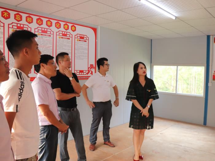 3参观党员活动室。 杨俊峰 摄700.jpg