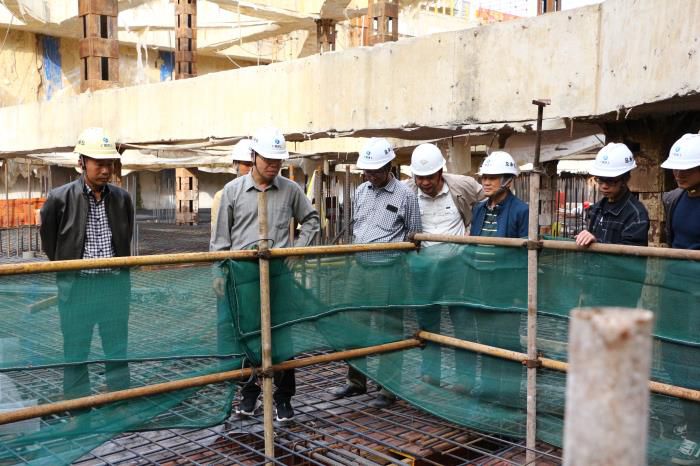 5.1陈祖训带队到二分公司自治区工业设计院危改项目查抄。张钊林 摄700.JPG