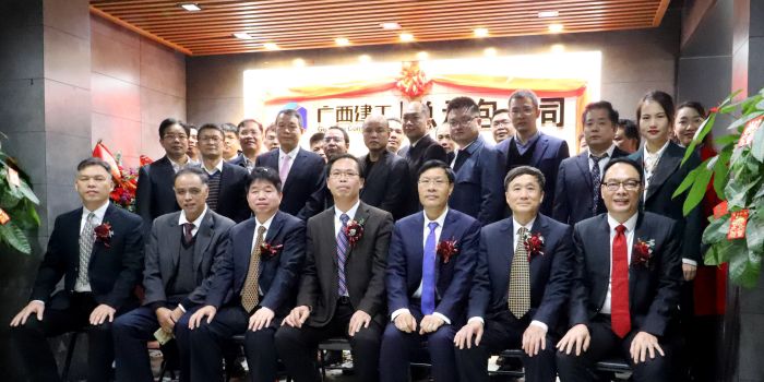 公司在家辅导与各单元代表合影留想。王威海 摄.jpg