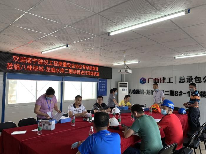 7.1资料核查现场。周林哲 摄700.jpg