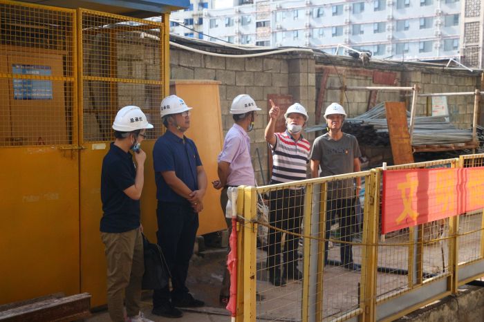 调研领导施工现场。张钊林 摄.jpg