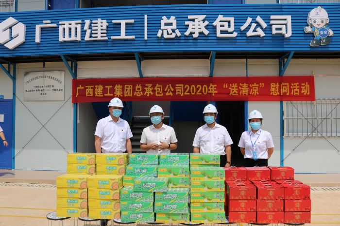 1陆烜送清冷慰问品。 黄璐璐 摄.jpg