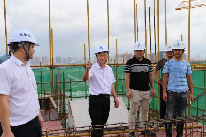 领导现场施工。侯建杰 摄.jpg