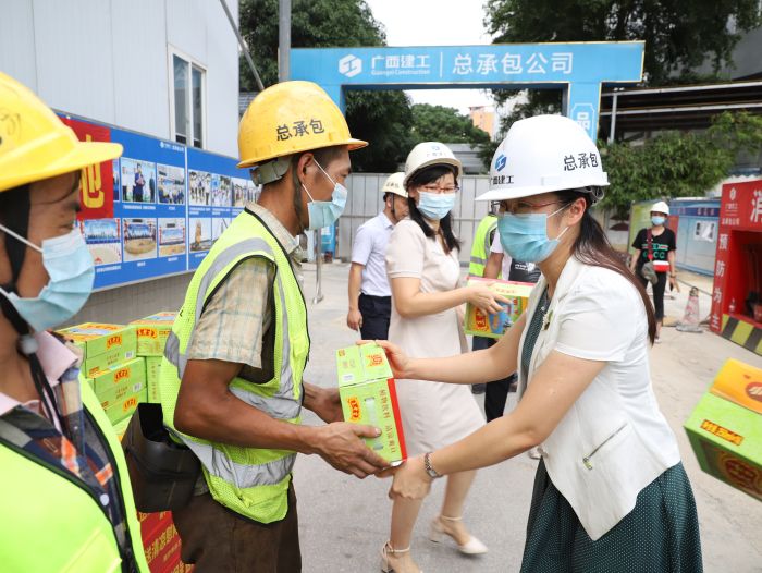 发放清冷饮品。李立云 摄.jpg