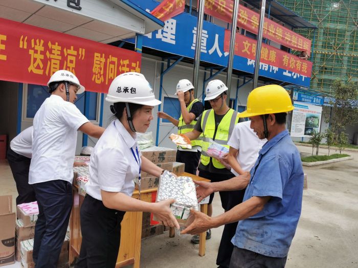 黄春玲给农夫工奉上清冷慰问品。 王瑾贞 摄.jpg