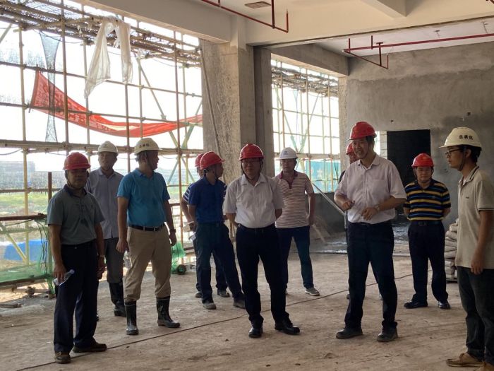 1实地查看东B-1食堂建设情况。韦艳兰 摄.jpg