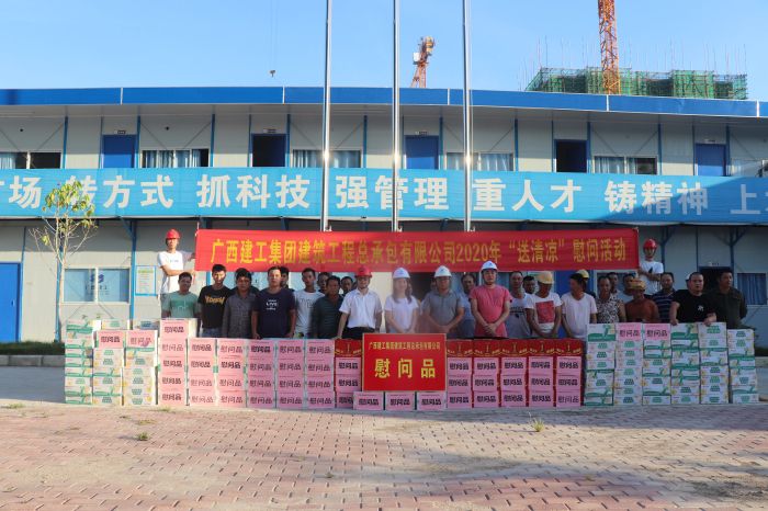 慰问现场。 杨俊峰 摄.jpg