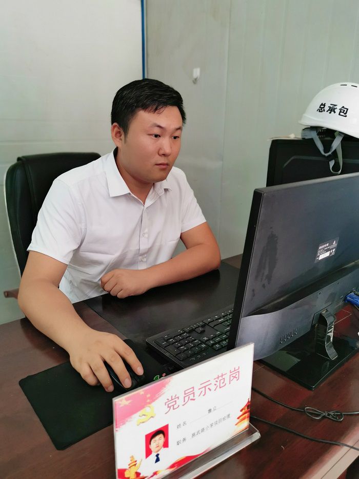 鲁立在办公室。冯翔  摄.jpg