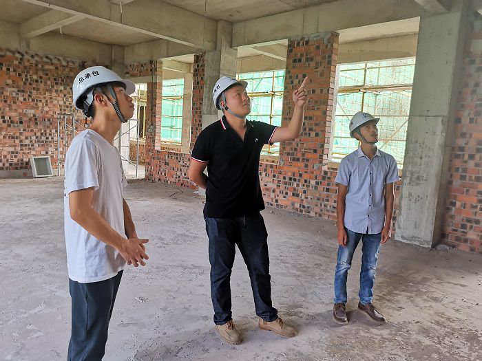 鲁立在现场领导工作。冯翔 摄.jpg