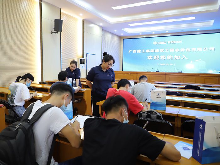 新员工签署劳动合同。李立云 摄.JPG