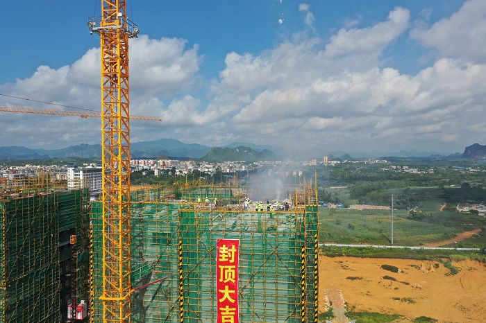 封顶照片。卢瑞阳 摄.JPG