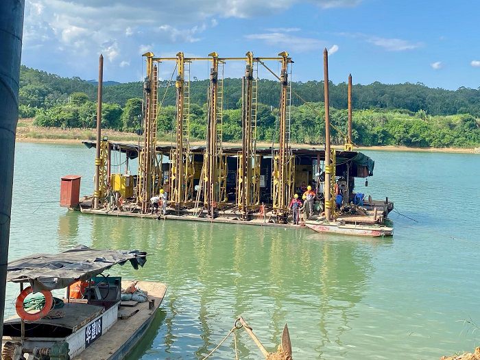 水下爆破作业现场。 黄璐璐 摄.jpg