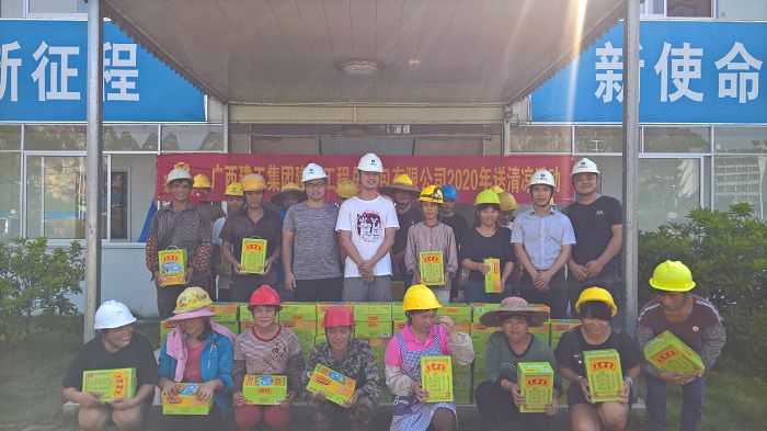 河池高中项目部慰问现场。 刘华山 摄.jpg