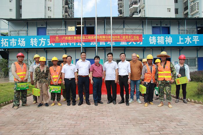 合照。邓灿滨 摄.JPG