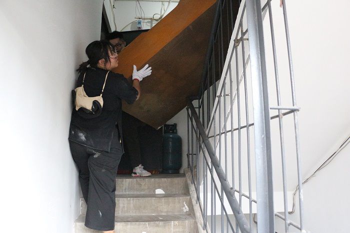 搬运杂物。刘萌萌 摄.JPG