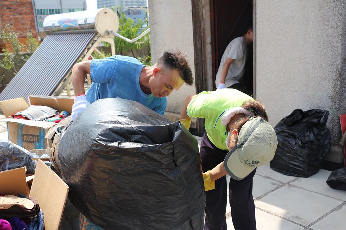 收运垃圾。刘萌萌 摄.JPG