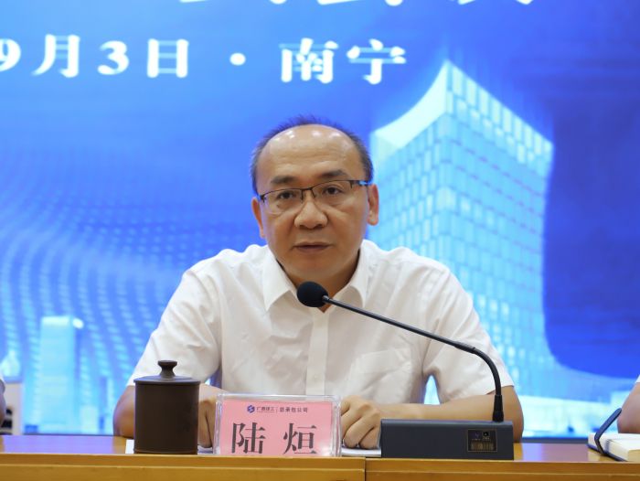 陆烜主持。李立云 摄.jpg