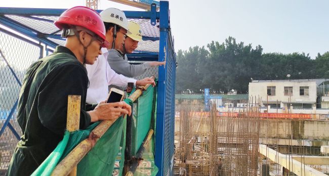 陈祖训在现场查抄领导工作  郑诗宝 摄.jpg