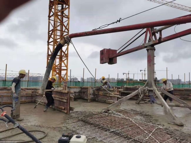 5 8#楼封顶施工现场。刘世威 摄.jpg