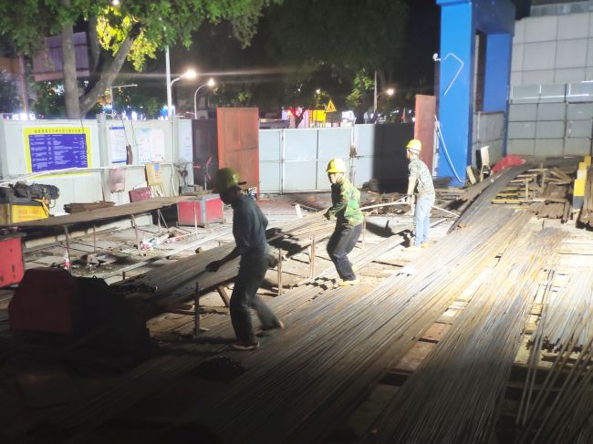 型钢梁钢筋昼夜连班造作绑扎。屈元彪摄.jpg