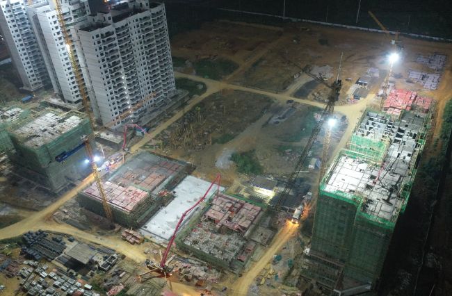 A地块夜间多个楼栋同时浇筑混凝土。卢瑞阳 摄.jpg