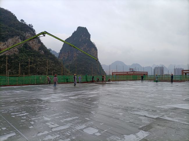 风雨操场食堂屋面层混凝土浇筑现场。陈志健 摄.jpg