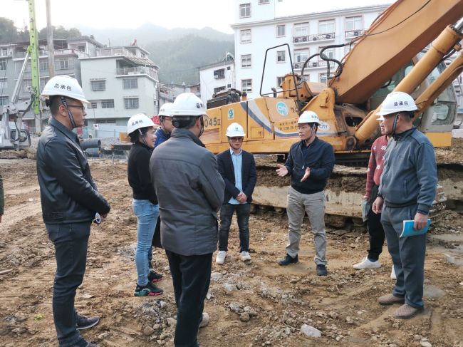 【曾总】到金秀民族幼学项目查抄；魄旄 摄.jpg