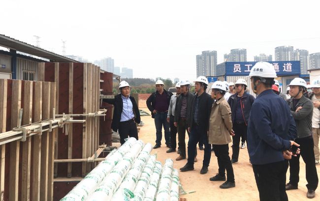 观摩现场，各人当真进建。雷嘉兴 摄.jpg