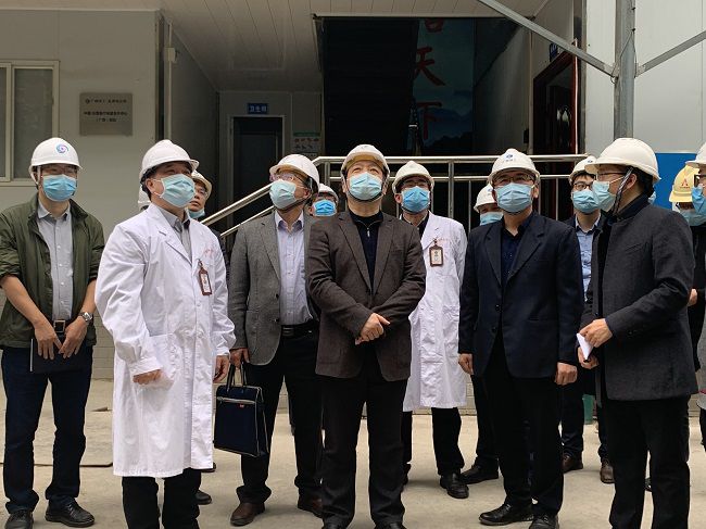 视察项目现场；畦￡ 摄（建图）.jpg