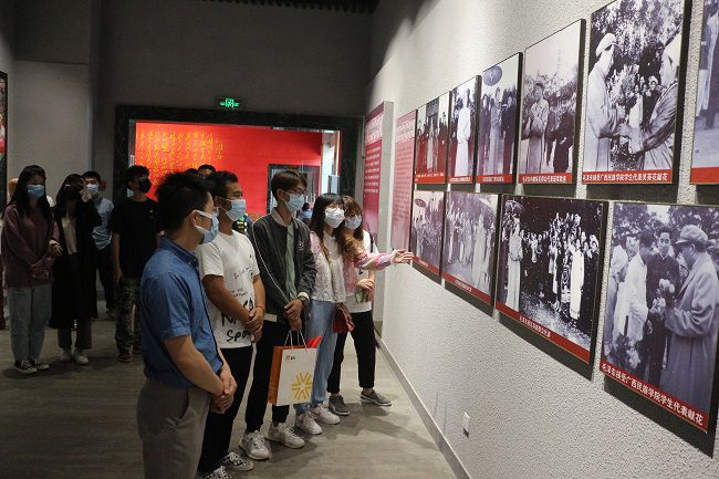 参观进建现场。张钊林 摄（建图）.jpg