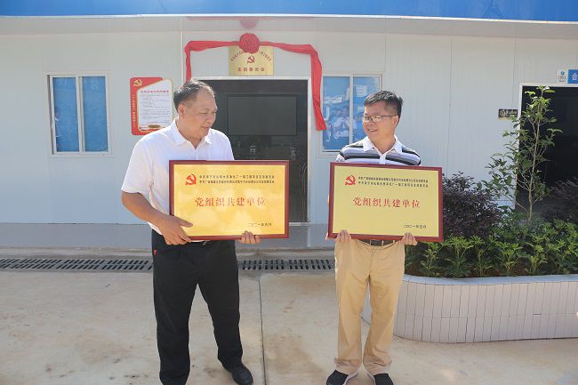 互赠牌匾。张钊林 摄（建图）.jpg