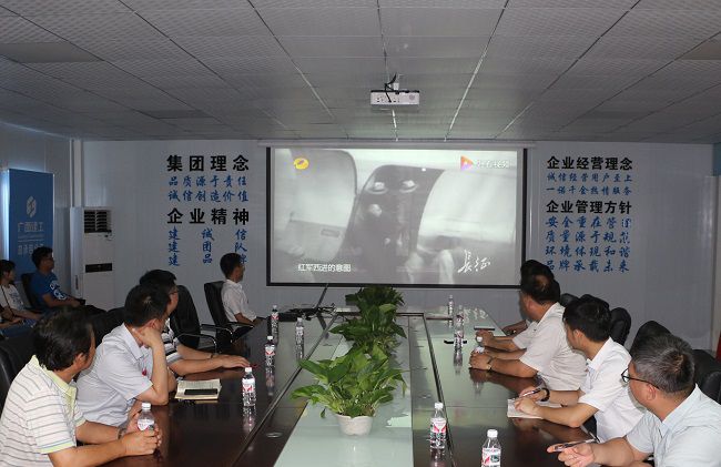 主题党日活动观影现场。张钊林 摄（建图）.jpg