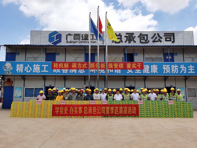 送清冷活动。韦文 摄（建图）.jpg