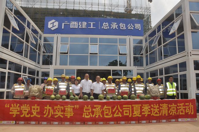 慰问活动合影。王瑾贞 摄（建图）.jpg