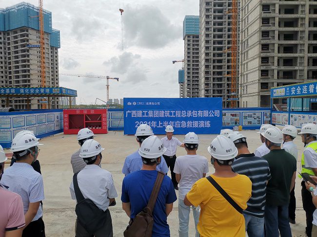 张强在演练前做批示；票ι 摄（建图）.jpg