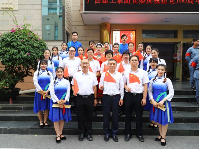 辅导与演职人员合影。李立云 摄.jpg