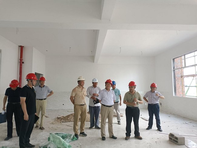 实地查看项目建设。莫杰妃 摄（建图）.png