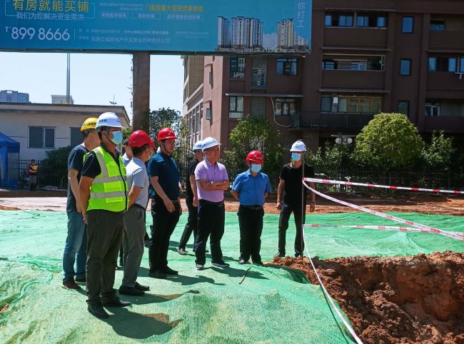 1刘涛（右三）在项目现场调研。蔡淑萍 摄（原图）.jpg