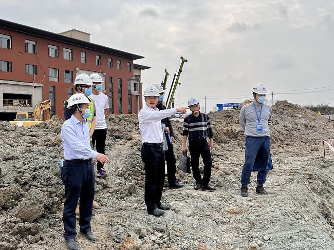 施工现场。卢丽君 摄（原图）0.jpg