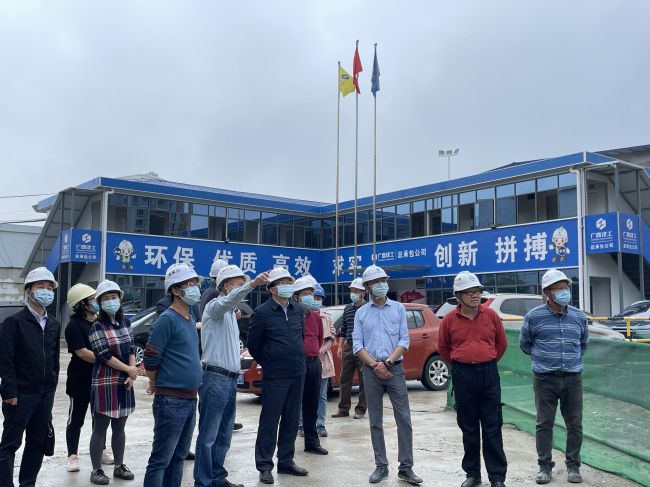 视察项目进度。梁观德 摄（建图）.jpg