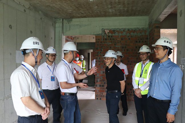 深刻现场检阅建设情况。周煜川 摄（建图）.jpg